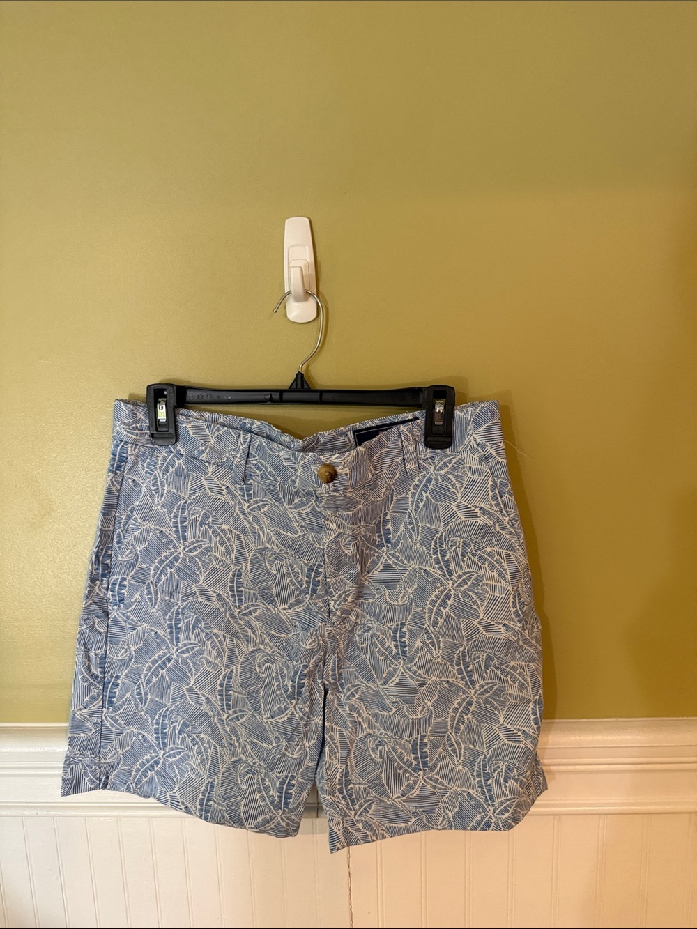 Vineyard Vines Men's Size 32W Blue and White Leaf Print Flat Front Shorts